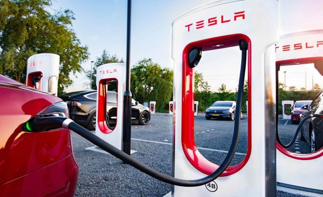 Tesla пуска нови бързи зарядни станции