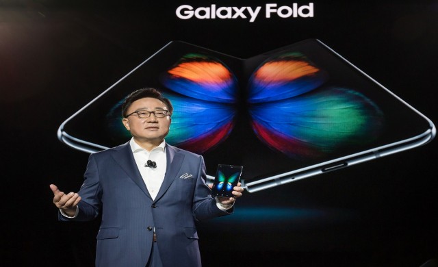 Samsung дава една безплатна замяна на дисплей, за сгъваемите си устройства
