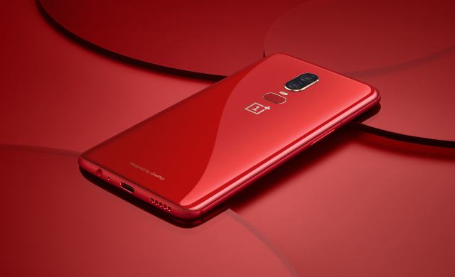 OnePlus 6 и с версия в червено