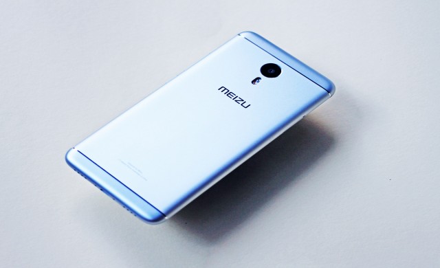 Meizu пуска смартфон с екран на гърба