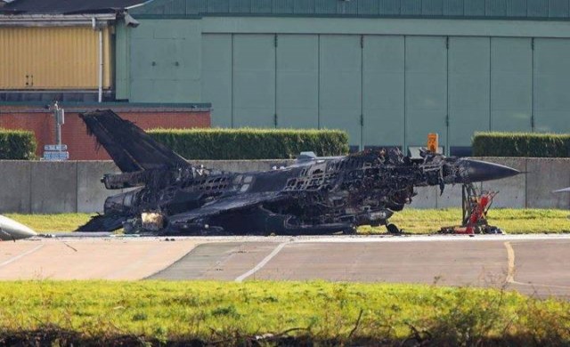 Техник унищожи 2 F16, докато ги ремонтира