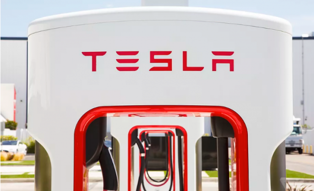 Мобилните станции на Tesla остават забранени за фирмени автомобили