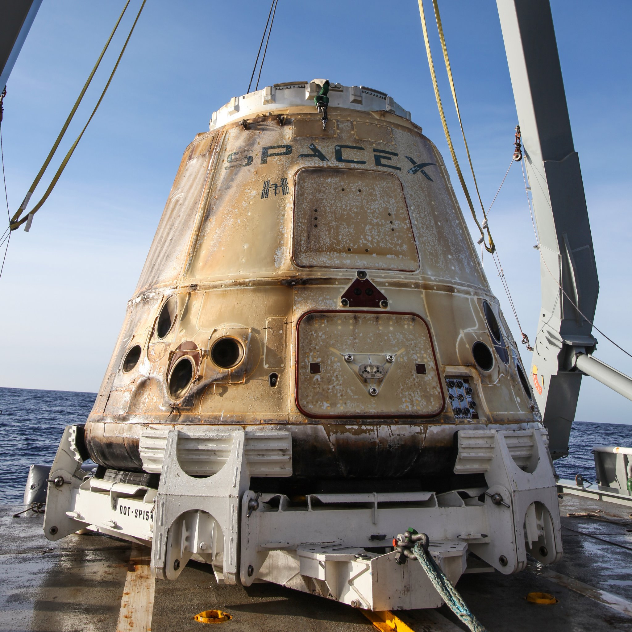 Dragon капсулата на SpaceX успешно се върна на земята с товар от МКС