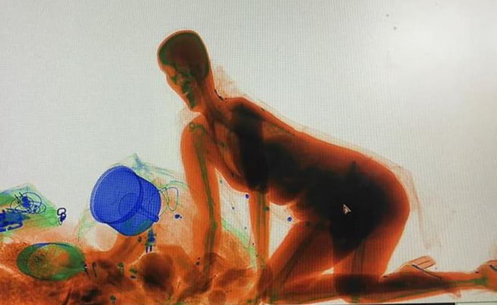 Жена мина през рентгенов скенер на гара в Китай