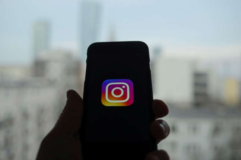 Instagram ще позволи споделянето на истории