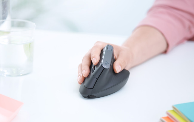 Logitech предлагат вертикална мишка | Digi.bg