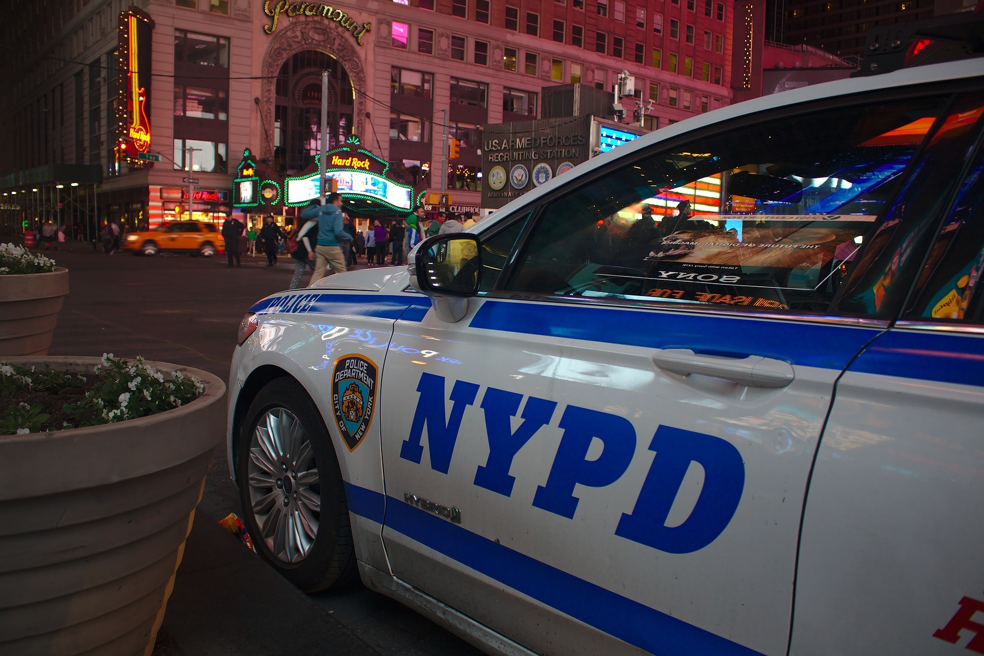 NYPD изтегля близо 2,990 персонални камери след самозапалване