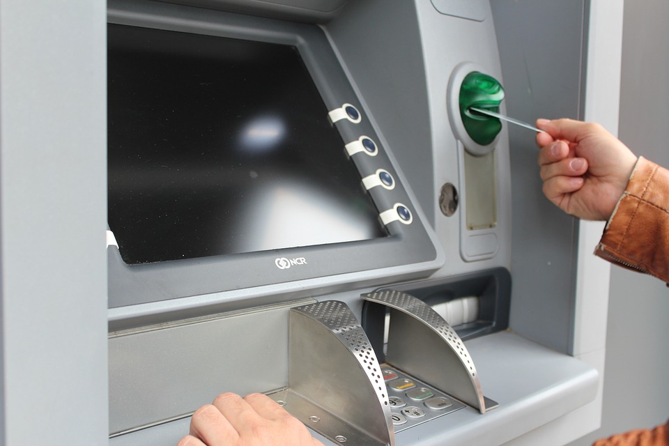Банкомат с ИИ ще уличава крадците на банкови данни   
